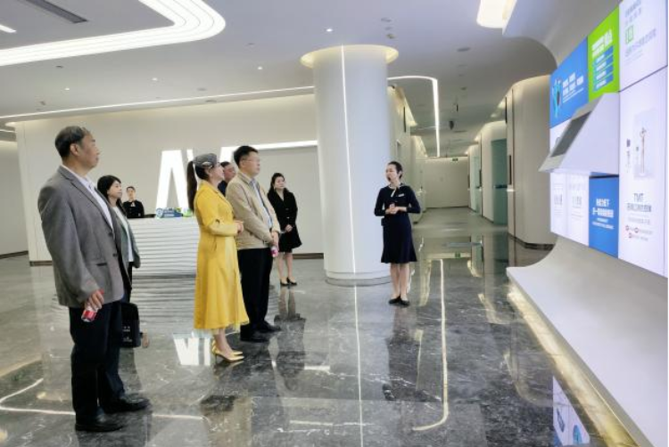 重庆市工商联副主席范文佳一行走访调研市民协会长企业